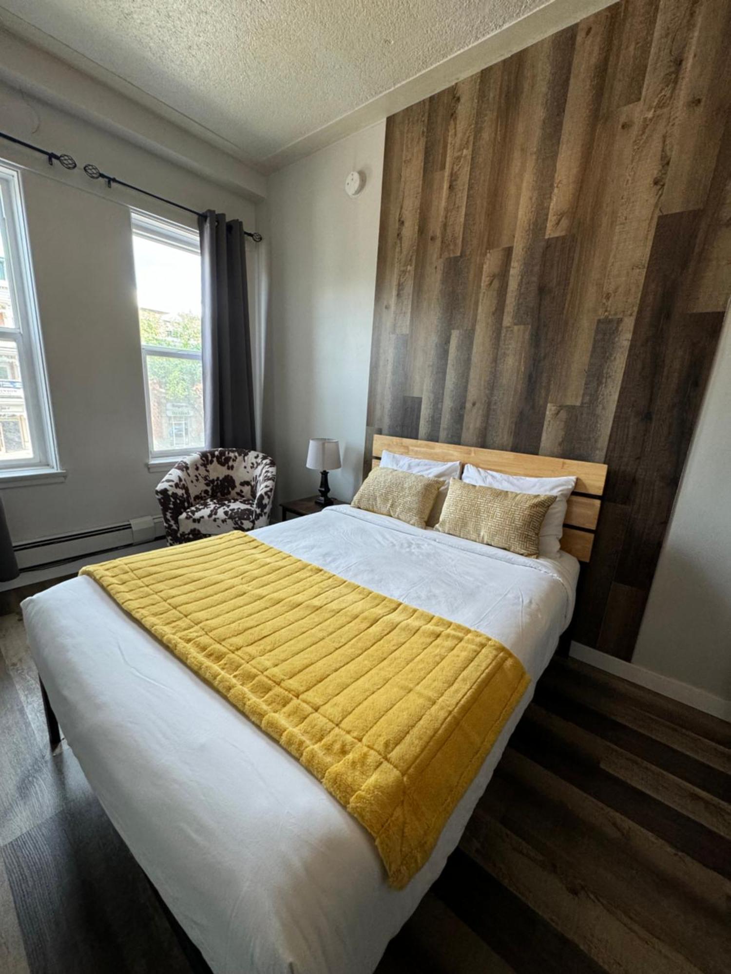 Commercial Hotel Эдмонтон Экстерьер фото