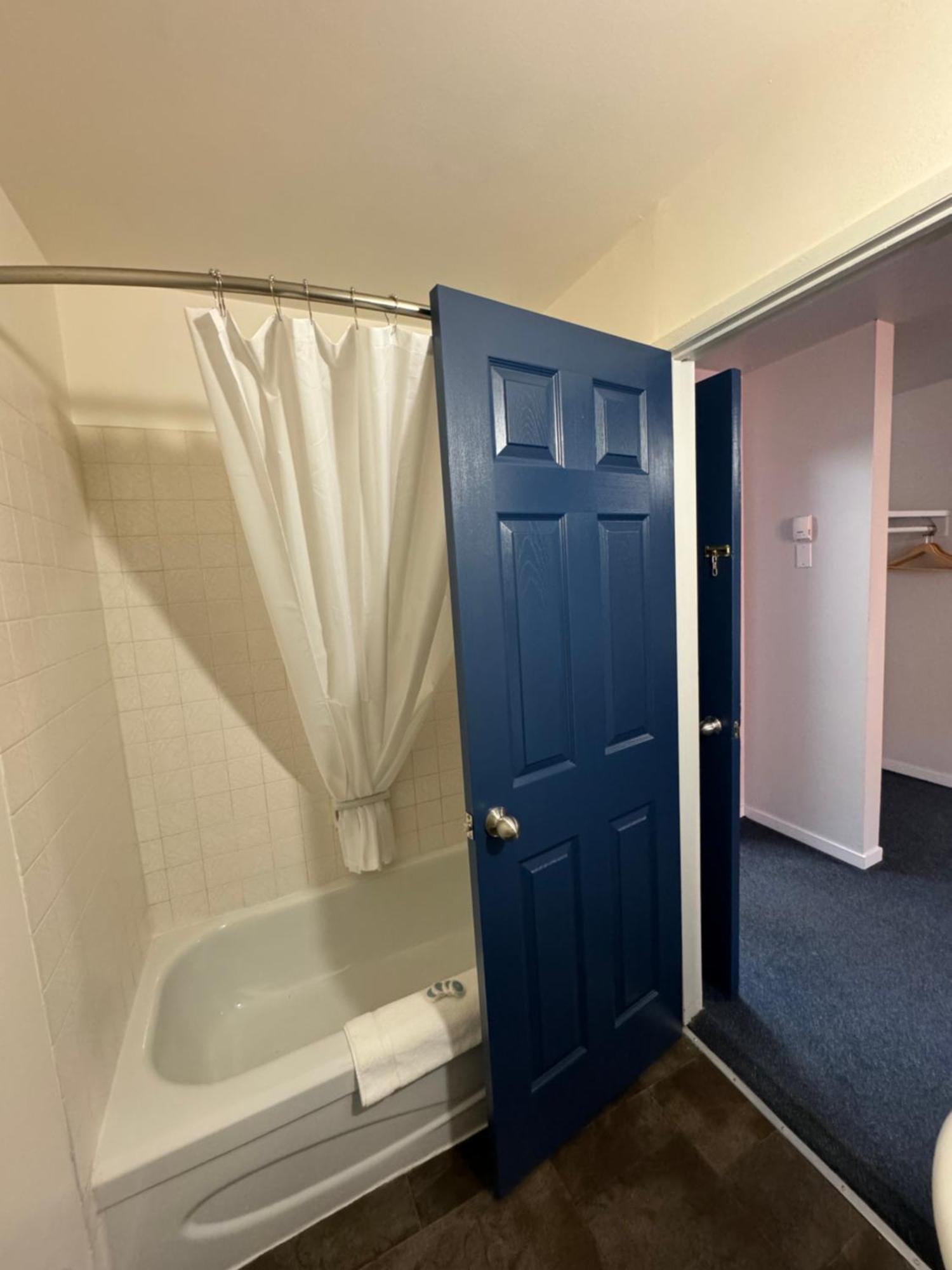 Commercial Hotel Эдмонтон Экстерьер фото