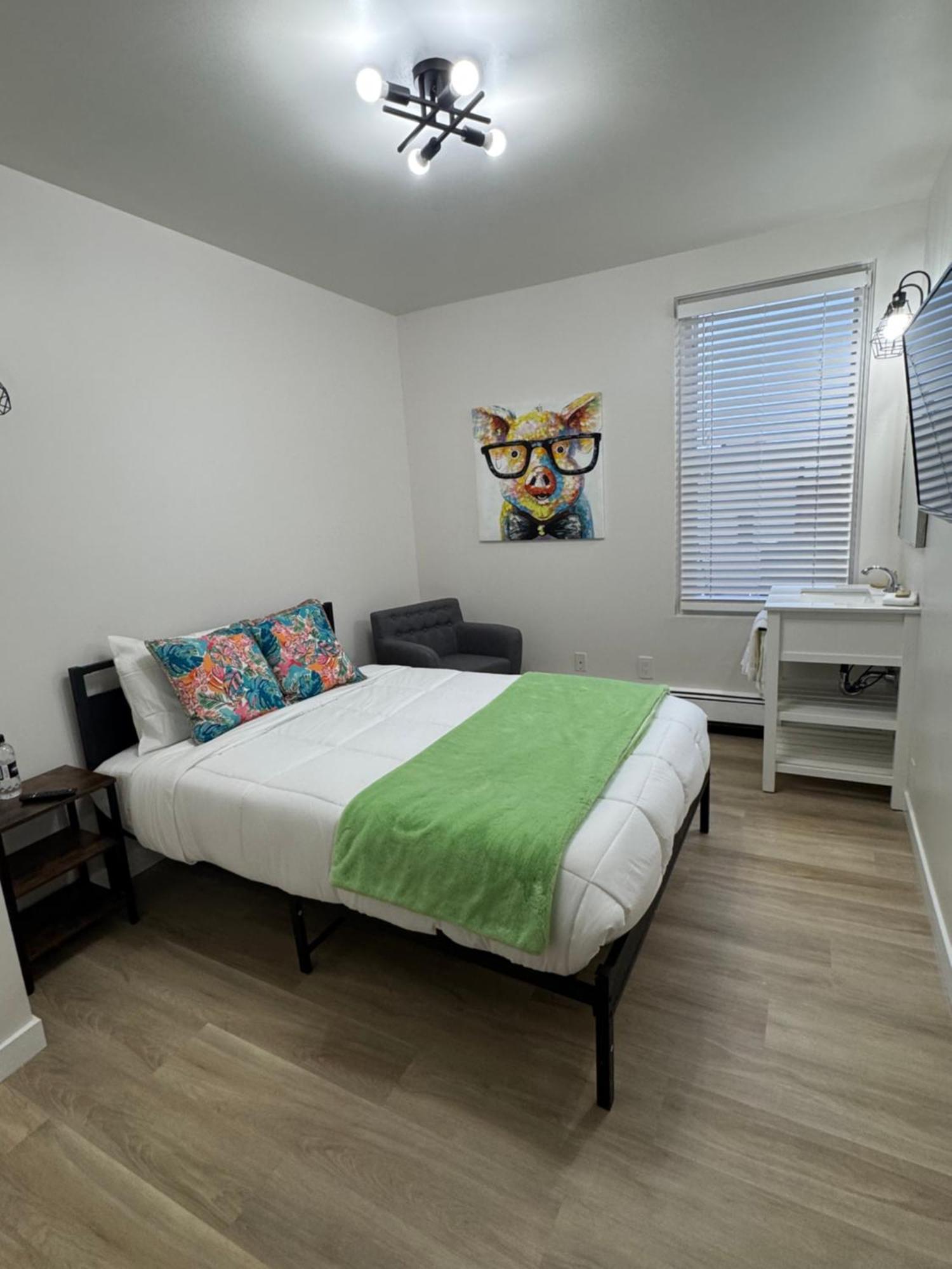 Commercial Hotel Эдмонтон Экстерьер фото